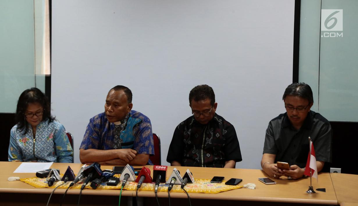 Sekretaris Eksekutif Hubungan Agama dan Kepercayaan KWI, Romo Agus Ulahayanan menggelar konferensi pers di Jakarta, Minggu (13/5). Romo Agus meminta pemerintah serius menangani peristiwa pemboman tiga gereja di Surabaya. (Merdeka.com/Iqbal S. Nugroho)