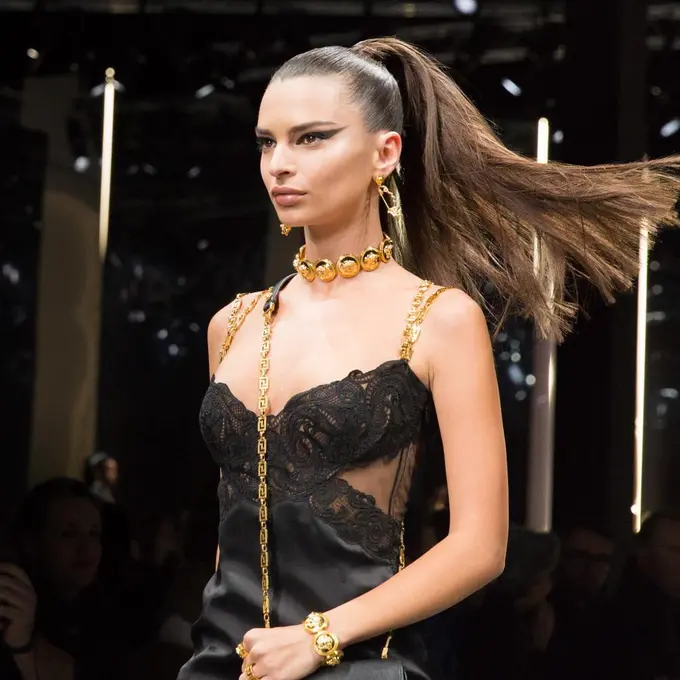 Deretan Model Perempuan Gebrak Pertunjukkan Versace di Milan Fashion Week for Menswear