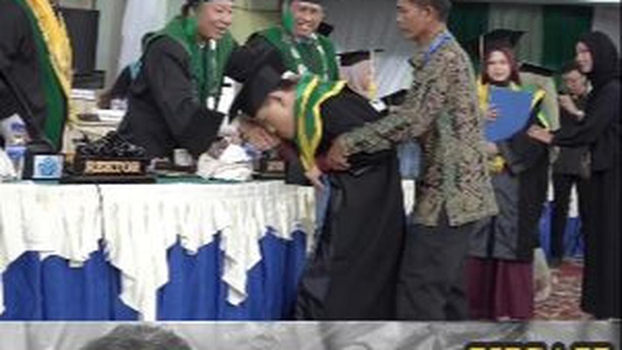 "Tentunya yang tidak kalah berkesan lagi itu Dimas mendapatkan beasiswa S2 dari Pak Rektor," lanjutnya bahagia. <br>