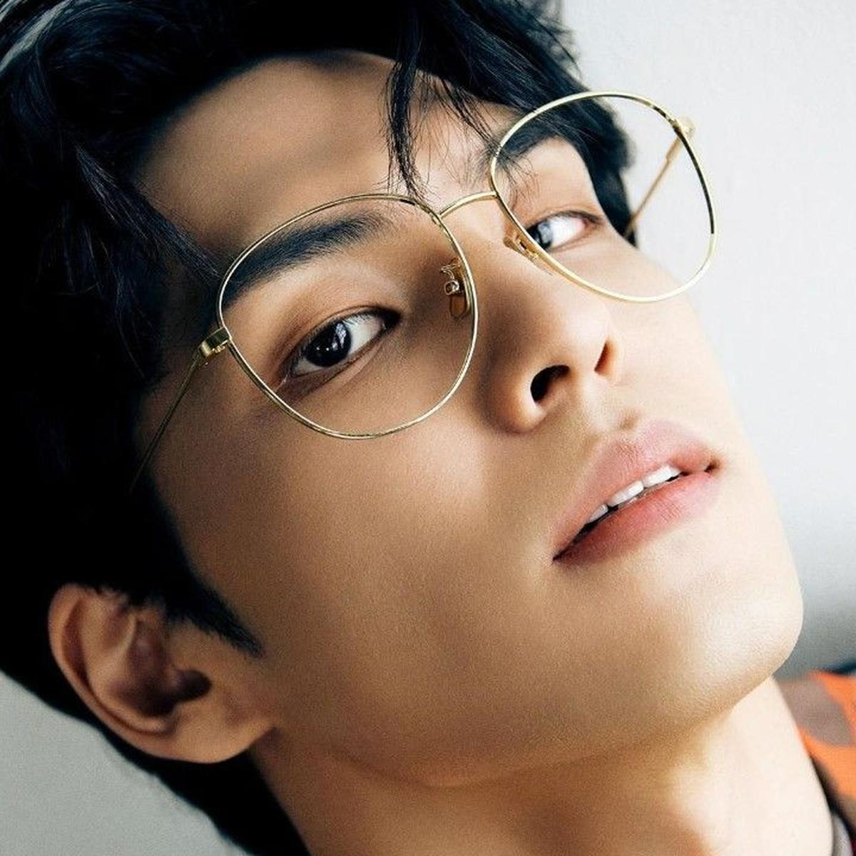 Gangguan Penglihatan Tak Halangi Karier, 8 Idol Korea Ini Jadi Inspirasi