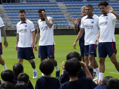 (kiri ke kanan) Pemain sepak bola Paris Saint-Germain (PSG) Sergio Ramos, Lionel Messi, Neymar, pelatih Christophe Galtier, Kylian Mbappe, dan Marquinhos bertemu anak-anak saat saat melakukan pelatihan sepak bola di Tokyo, Jepang, 18 Juli 2022. PSG berada di Jepang untuk tur pra-musim mereka dan akan memainkan tiga pertandingan persahabatan melawan tim Liga Jepang. (AP Photo/Eugene Hoshiko)