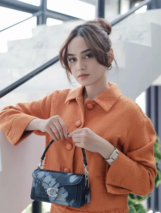 <p>Syifa Hadju makin cantik dengan outfit bernuansa kecokelatan yang membuat kulitnya terlihat semakin glowing. [Foto: Instagram/syifahadju]</p>