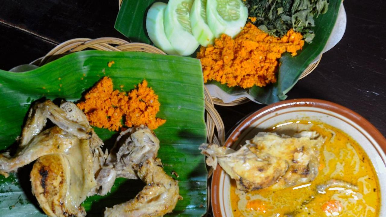 Lodho atau ayam lodho merupakan masakan yang berasal dari daerah Mataraman. Masakan ini berbahan dasar ayam kampung yang dipanggang atau dibakar sampai empuk, lalu direbus dalam kuah santan berpadu bumbu-bumbu rempah yang kuat.