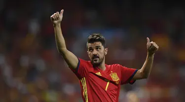 Foto pesepakbola Spanyol David Villa saat merayakan kemenangan usai pertandingan melawan Italia pada kualifikasi Piala Dunia 2018 di stadion Santiago Bernabeu, Madrid pada 2 September 2017. David Villa memutuskan untuk pensiun akhir musim ini. (AFP/Gabriel Bouys)