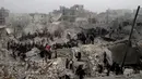 Warga memeriksa kehancuran menyusul serangan rudal di Kota Aleppo, Suriah, 19 Februari 2013. (Photo by - / ALEPPO MEDIA CENTRE/AFP)