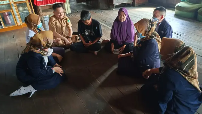 <p>Perwakilan Pemdes Air Itam rutin mendampingi kunjungan para nakes Puskesmas Air Itam ke rumah pasien di Kecamatan Penukal Kabupaten PALI Sumsel (Liputan6.com / Nefri Inge) </p>