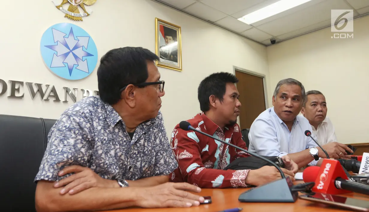 Mantan Komandan Tim Mawar Mayjen Purnawirawan Chairawan (dua kanan) ditemani tim kuasa hukumnya memberi keterangan pers di Jakarta, Selasa (11/6/2019). Chairawan menilai pemberitaan Majalah Tempo terkait kerusuhan 21-22 Mei 2019 yang menyinggung Tim Mawar tidak tepat. (Liputan6.com/JohanTallo)
