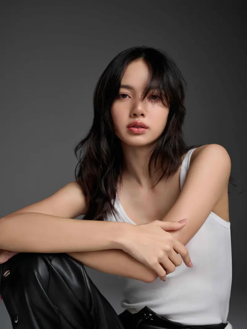 Lisa BLACKPINK akan debut akting lewat musim ketiga serial The White Lotus. [Foto: HBO GO / Vivi Suthathip Saepung]