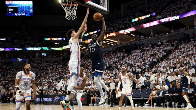 Aksi pemain Timberwolves Julius Randle saat melawan Thunder di game tiga final Wilayah Barat NBA 2025