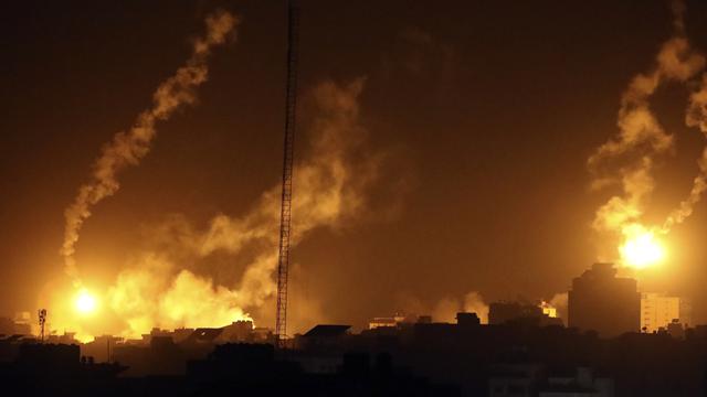 Suar Terangi Langit Malam di Gaza