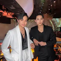 Sedangkan Mingyu tampil gagah dalam balutan setelan jas warna hitam dan kaus polos warna senada.
