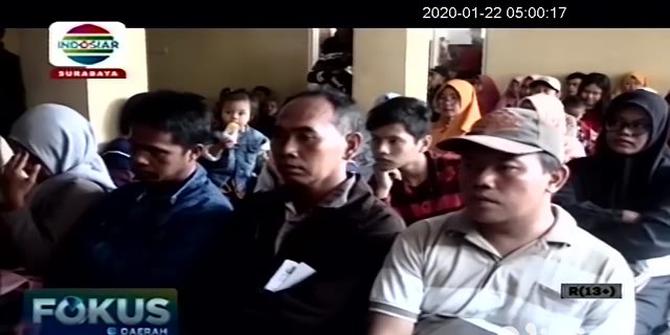 VIDEO: Warga Rela Antre demi Dapat E-KTP di Kantor Dispendukcapil Mojokerto