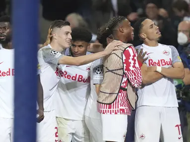 Gelandang RB Salzburg, Noah Okafor (kanan) berselebrasi usai mencetak gol ke gawang Wolfsburg pada pertandingan Grup G Liga Champions di stadion Salzburg, Austria, Rabu  (20/10/2021). Okafor mencetak dua gol dan mengantar Salzburg menang atas Wolfsburg 3-1. (AP Photo/Matthias Schrader)