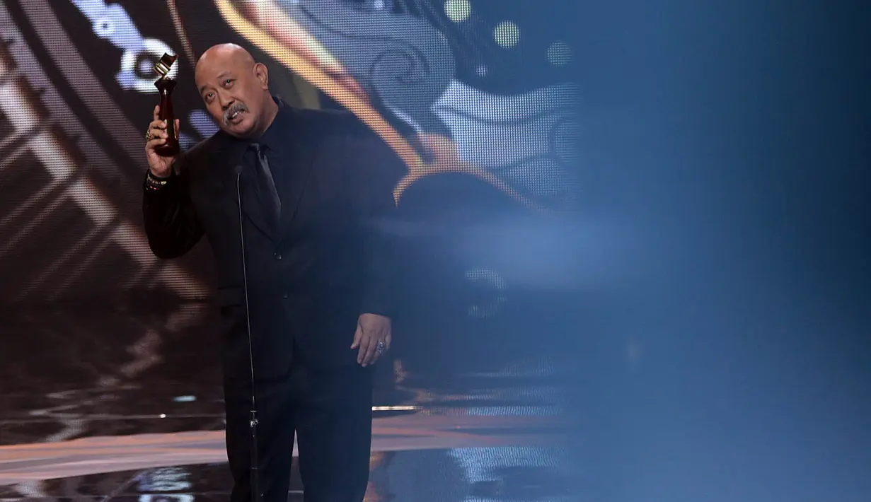 Diakui Indro, penghargaan ini adalah cambuk besar baginya untuk terus berkarya. Di atas panggung kemenangan, Indro pun tak lupa mendedikasikan kemenangan itu untuk dua sahabatnya yang telah tiada, Dono dan Kasino.  (Deki Prayoga/Bintang.com)