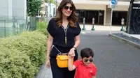 Wah lucu banget, Carissa Puteri yang hobi pakai kacamata kali ini kompak bersama anak laki-lakinya, Quenzino Acana Naif. Mereka sama-sama memakai kacamata hitam, dan gayanya keren banget. (Instagram/carissa_puteri)