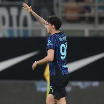 Pemain Inter Milan, Alessandro Bastoni, merayakan gol pembuka timnya pada pertandingan Serie A Italia melawan Torino di Stadion San Siro, Milan, Selasa (26 Agustus 2025). (AP Photo/Luca Bruno)
