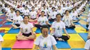 Sejumlah orang melakukan gerakan yoga di Zhenjiang, Provinsi Jiangsu, Cina, (20/6). Sejumlah negara di dunia sedang merayakan Hari Yoga Dunia yang jatuh pada tanggal 21 Juni. (REUTERS/Stringer)