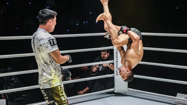 Akbar Abdullaev merayakan kemenangan dengan bersalto usai menang KO atas Halil Amir