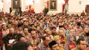 Sejumlah kepala daerah se-Indonesia menyimak arahan dari Presiden Jokowi di Istana, Jakarta, Selasa (24/10). Dalam arahannya, Jokowi juga sempat menyinggung masalah maraknya operasi tangkap tangan KPK terhadap kepala daerah. (Liputan6.com/Angga Yuniar)
