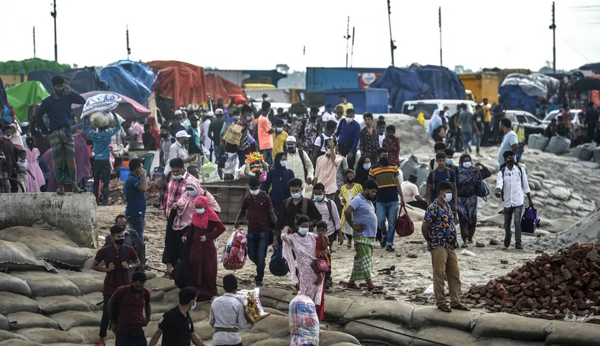 Penumpang berjalan dengan barang bawaan mereka sebelum naik kapal feri jelang pengetatan lockdown, Munshiganj, Bangladesh, 27 Juni 2021. Pengetatan lockdown di Dhaka dilakukan seiring meningkatnya kasus infeksi virus corona COVID-19. (Munir Uz zaman/AFP)