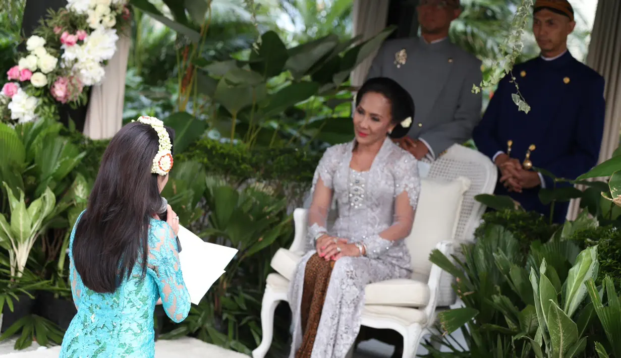 Seusai pengajian, chacha melangsungkan sungkeman kepada Ibunda tercintanya, terlihat chacha tak berhentinya meneteskan air mata saat prosesi tersebut.  (Galih W. Satria/Bintang.com)