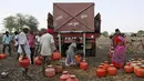 Warga mengisi air dari truk tangki bantuan pemerintah di sebuah desa di Osmanabad, India, (15/4). Sejumlah wilayah di India mengalami kesulitan air bersih karena kekeringan akibat kemarau panjang melanda negerinya. (REUTERS/Danish Siddiqui)