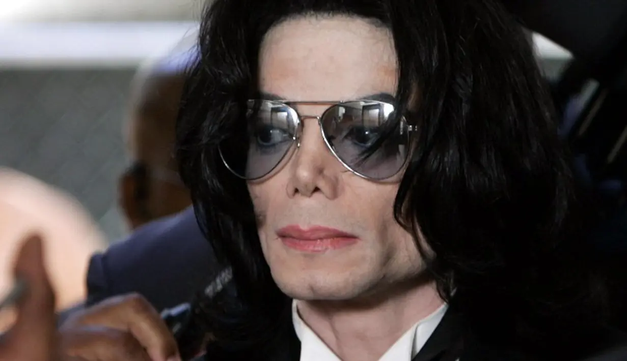 Pada tahun 2005, King of Pop, Michael Jackson dituduh telah melakukan pelecehan seksual pada anak-anak. (AFP PHOTO/POOL/Kevork DJANSEZIAN)