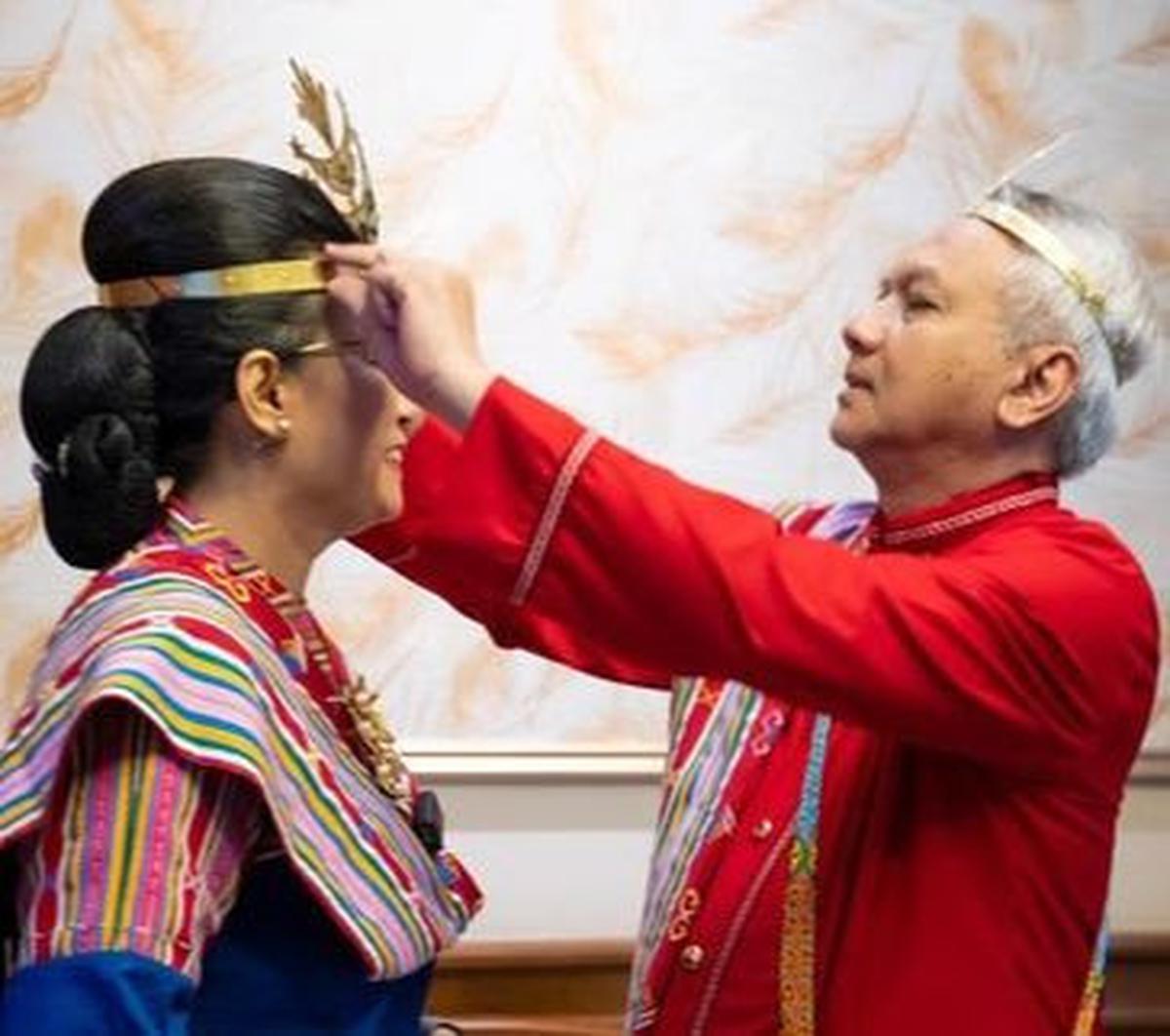 Berbeda dengan busana adat NTT yang biasanya, busana yang dikenakan Sri Mulyani dan suami terlihat lebih tebal dan hangat. Hal ini tidak aneh lantaran masyarakat adat Soe tinggal di tempat yang lebih dingin di kota Timor.