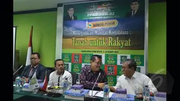 Ketua Fraksi PKB DPR RI, Helmy Faishal Zaini (kedua kanan) saat menjadi narasumber pada diskusi "Meneguhkan Mandat Konstitusi: Tanah Untuk Rakyat" di Ruang Fraksi PKB, Senayan, Jakarta, Rabu (25/3/2015).(Liputan6.com/Andrian M Tunay)