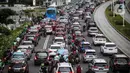 Suasana trotoar di Kawasan Sudirman, Jakarta, Senin (8/6/2020). Aktivitas perkantoran di Ibu Kota kembali beroperasi pada Senin (8/6) seiring penerapan Pembatasan Sosial Berskala Besar (PSBB) transisi. (Liputan6.com/Faizal Fanani)