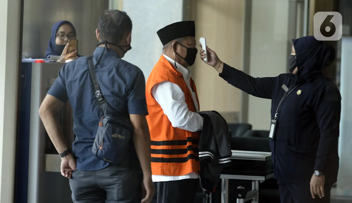 Petugas memeriksa Bupati nonaktif Sidoarjo Saiful Ilah di Gedung KPK, Jakarta, Selasa (7/4/2020). Saiful Ilah akan menjalani pemeriksaan lanjutan sebagai tersangka untuk melengkapi berkas terkait dugaan menerima suap proyek infrastruktur di Dinas PUPR Kabupaten Sidoarjo. (merdeka.com/Dwi Narwoko)