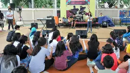 Selain permainan games, acara tahunan Sekolah Cikal Menengah Amri juga megelar pentas seni untuk anak-anak, Jakarta, Jumat (18/12). Acara tahunan kali ini bertajuk 'Cikal Carnival Heroes'. (Liputan6.com/Yoppy Renato)