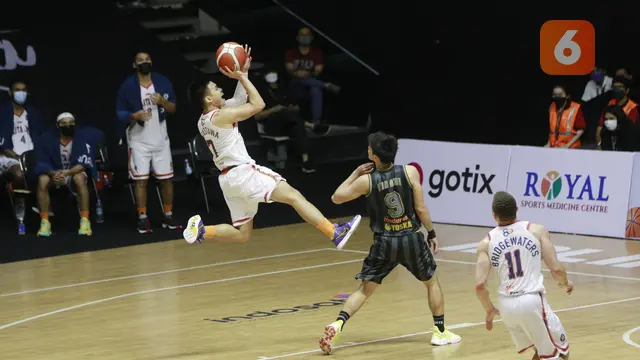 Foto: Comeback di Kuarter keempat, Pelita Jaya Pecundangi West Bandits Solo untuk Sapu Bersih Kemenangan di 4 Laga Awal IBL 2022