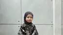 Ameena bahkan melengkapi penampilannya ini dengan hijab hitam polos, sandal hitam, dan tas sling yang juga berwarna hitam serasi. [Foto: Instagram/ameenaatta]