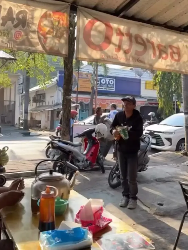 Gaya Rossa saat Jajan di Kaki Lima, Ajak Netizen Dukung UMKM Lokal