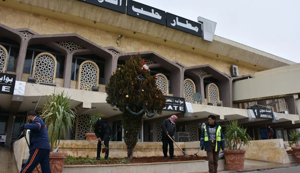 Petugas saat menyelesaikan proses renovasi di Bandara Internasional Aleppo, Suriah (21/12). Bandara tersebut akan kembali dibuka setelah ditutup sejak perang saudara pada Maret 2013. (AFP PHOTO/GEORGE OURFALIAN)