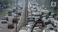 Kendaraan wisatawan terjebak penutupan jalur Puncak akibat sistem satu arah di Tol Jagorawi, Pandansari, Bogor, Jawa Barat, Minggu (19/9/2021). Pemberlakuan sistem satu arah menggantikan penerapan ganjil genap guna mengurai kepadatan di kawasan Puncak. (merdeka.com/Iqbal S. Nugroho)