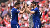 Dalam beberapa laga terakhir jelang pengujung musim 2017/2018, Chelsea lebih sering memainkan Olivier Giroud (kiri) ketimbang Alvaro Morata (kanan). (Glyn KIRK / AFP)
