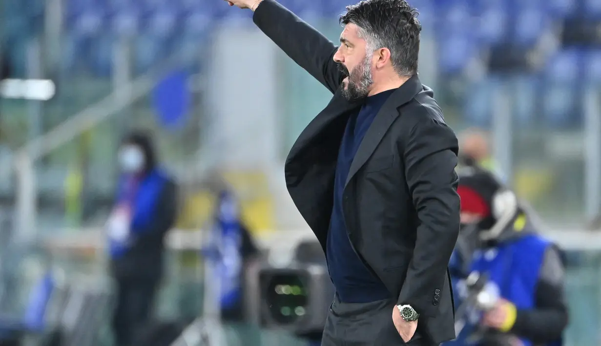 Pelatih Napoli, Gennaro Gattuso memberikan instruksi ke pemainnya saat bertanding melawan AS Roma pada pertandingan lanjutan Liga Serie A Italia di stadion Olimpiade di Roma, Senin (22/3/2021). Napoli menang atas AS Roma 2-0. (AFP/Alberto Pizzoli)