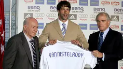 Penyerang baru Real Madrid Ruud Van Nistelrooy diperkenalkan oleh Presiden Real Madrid Ramon Calderon (kanan) dan Presiden Kehormatan Alfredo di Stefano (kiri) di Stadium Santiago Bernabeu, Spanyol, Jumat (28/7/2006). (EPA/Paco Campos)