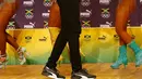 Senyum Usain Bolt saat menari samba saat konferensi pers cabang atletik Olimpiade Rio 2016 di Brasil, (8/8). Bolt pernah mencatatkan waktu 9,58 detik dan 19,19 detik yang diciptakannya pada Kejuaraan Atletik Dunia 2009. (REUTERS/Nacho Doce)