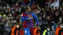 Gol penyeimbang 1-1 Barcelona baru datang ketika laga sudah memasuki menit ke-90. Memanfaatkan umpan silang Gavi, Ronald Araujo sukses menanduk bola ke sudut kanan bawah. (AP/Joan Monfort)