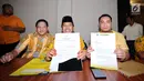 Ketua DPD I Partai Golkar Jabar, Dedi Mulyadi (tengah) bersama Ketua DPD DKI Jakarta, Fayakhun Andriadi (kanan) menunjukkan surat permohonan pelaksanaan Munaslub di kantor DPP Partai Golkar, Jakarta, Rabu (6/12). (Liputan6.com/Helmi Fithriansyah)