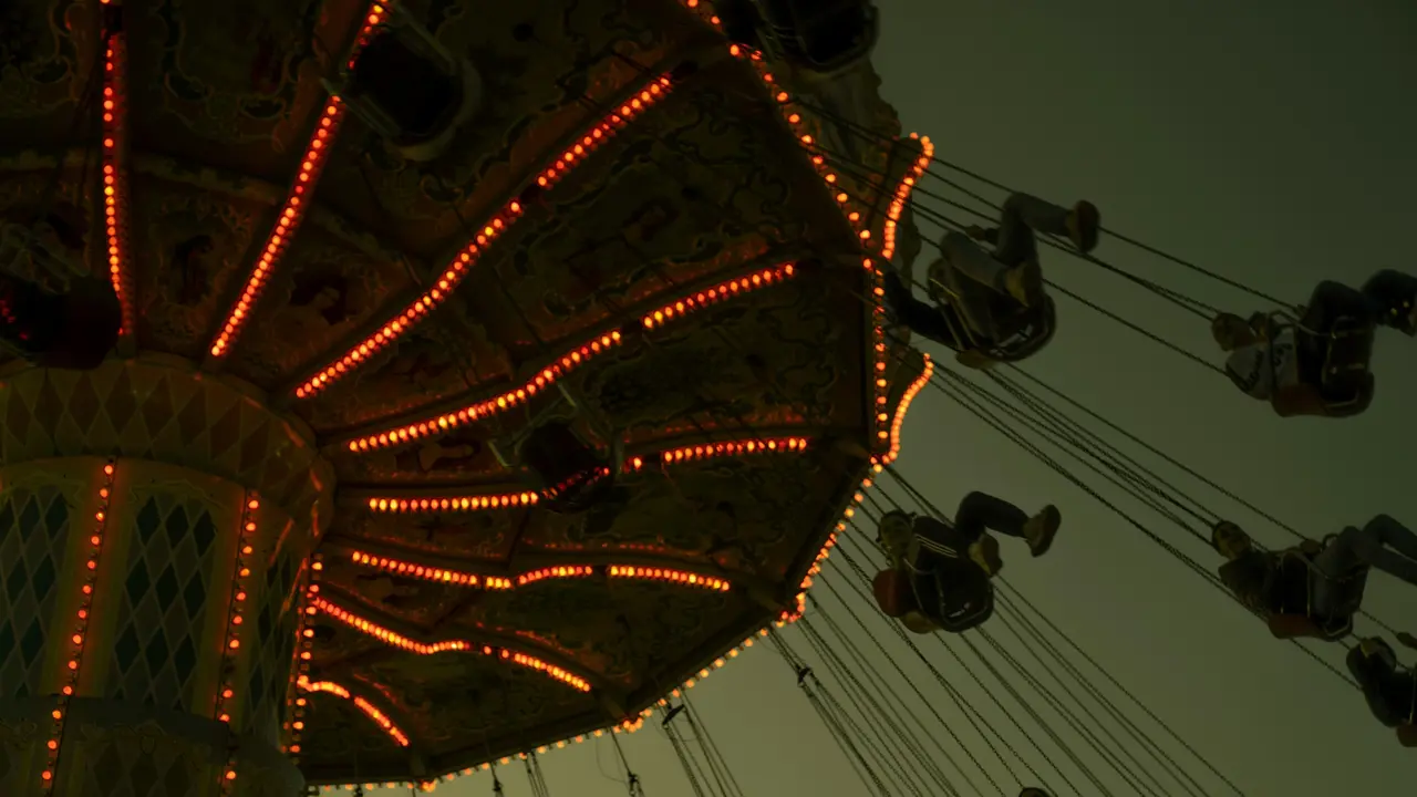 Swing Ride Collapse Tragedy in India: One Dead, Dozens Injured in Incident News