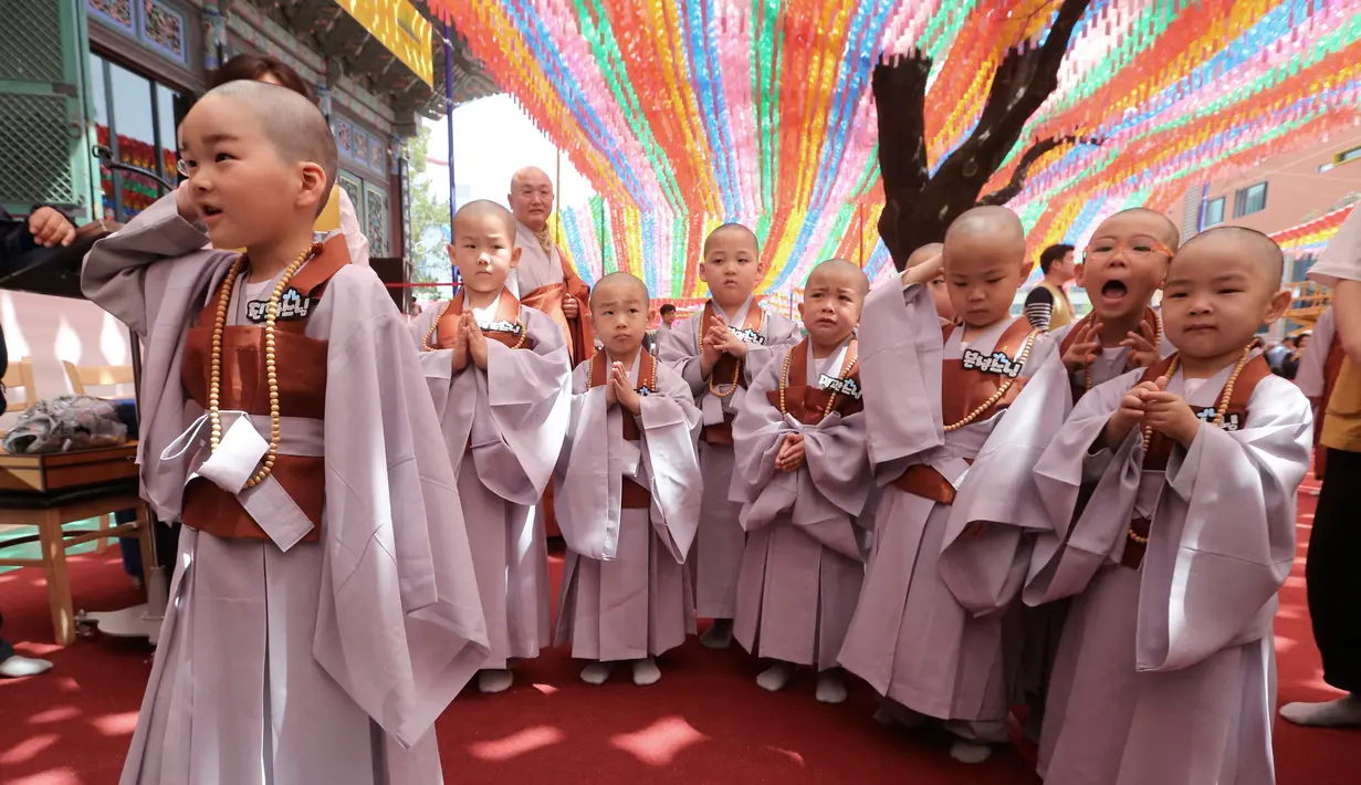 Sejumlah anak lelaki setelah kepalanya dicukur saat kebaktian merayakan ulang tahun ke-2.563 Buddha di Kuil Jogye di Seoul, Korea Selatan, Senin (22/4). Perayaan ulang tahun Buddha akan jatuh pada 12 Mei mendatang. (AP Photo/Ahn Young-joon)