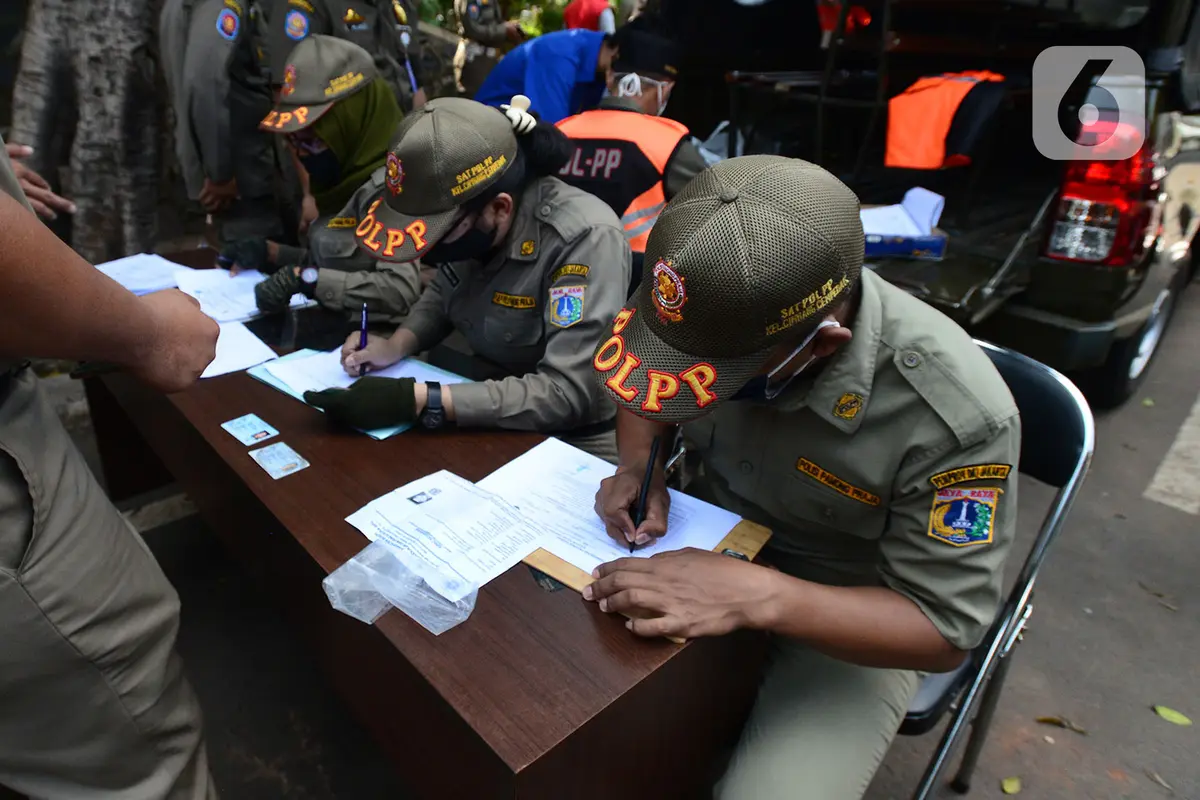 Sanksi Pelanggar PSBB di Pasar Gembrong