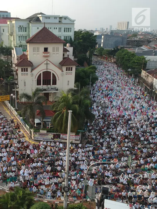 Ribuan umat muslim melaksanakan Salat Idul Fitri 1439 H di kawasan Jatinegara, Jakarta, Jumat (15/6). Seluruh masyarakat di Indonesia serentak merayakan Hari Raya Idul Fitri 1439 H sesuai ketetapan pemerintah Jumat (15/6). (Liputan6.com/Arya Manggala)