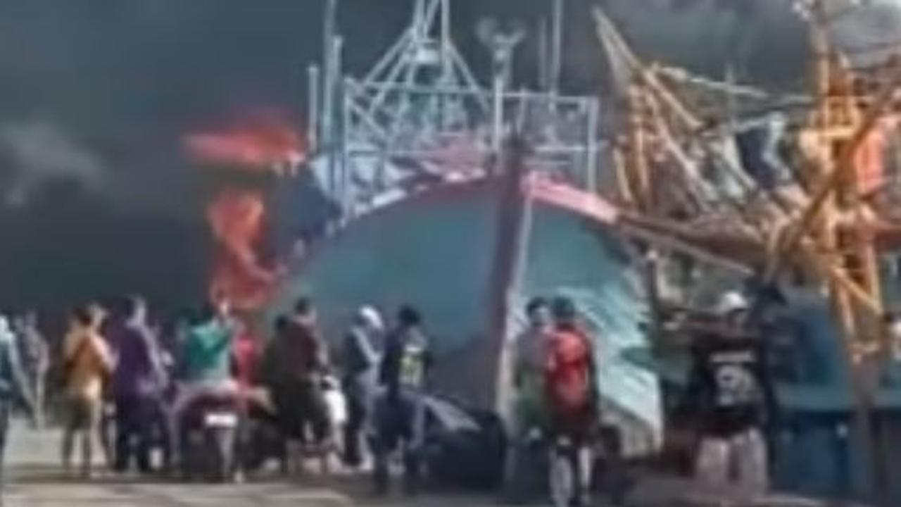 2 Kapal Motor Terbakar di Pelabuhan Muara Baru Jakarta Utara
