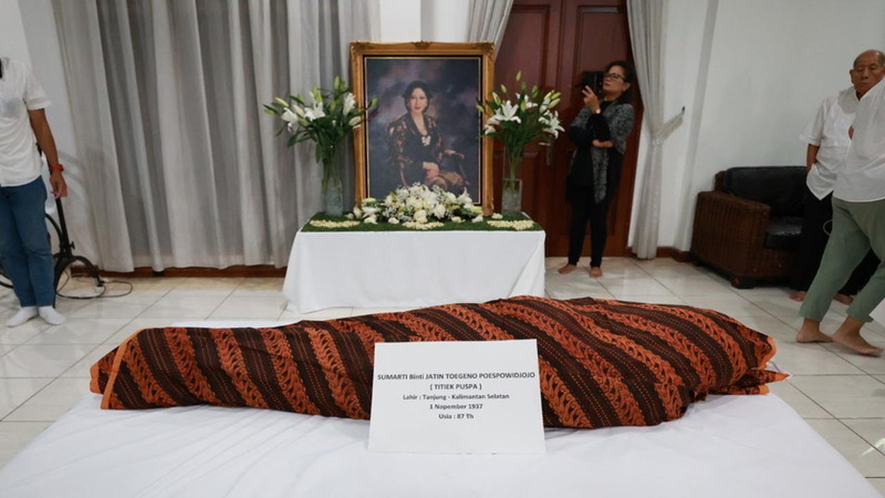 FOTO: Momen Jenazah Titiek Puspa Tiba di Rumah Duka, Disambut Isak Tangis Keluarga