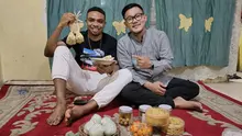 Osas Saha berburu ketupat lebaran dengan mengunjungi rumah Aziz Arriadh, jurnalis televisi swasta nasional. (Istimewa).